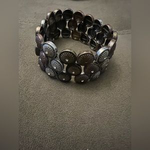 Gray Metal Shield Disc & Diamond Stretch Bracelet